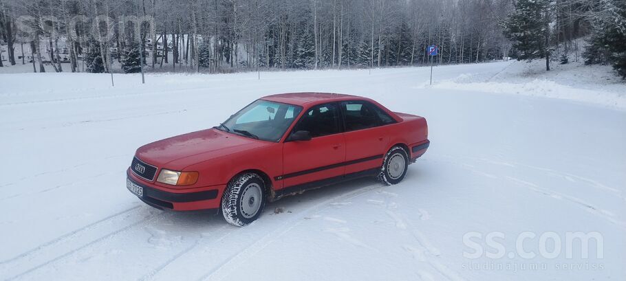 Auto labā stāvoklī. Der kā darba auto vai kādam projektam. Benzīna dzinējs n