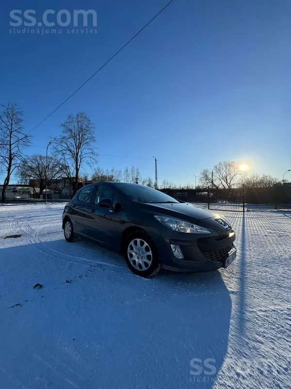 Peugeot Auto labā tehniskā un vizuālā kārtībā.