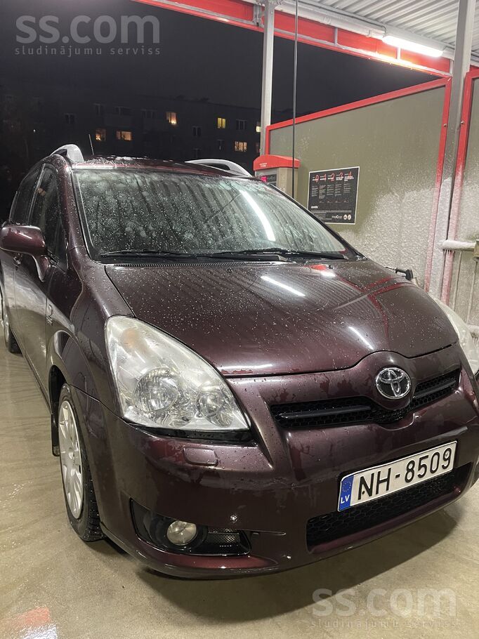 Toyota Pardodas labs, kopts, ğimenes auto ar septiņām sēd