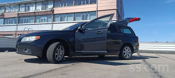 Volvo Lieliskā stāvoklī gan iekšpusē, gan ārpusē. Divi a