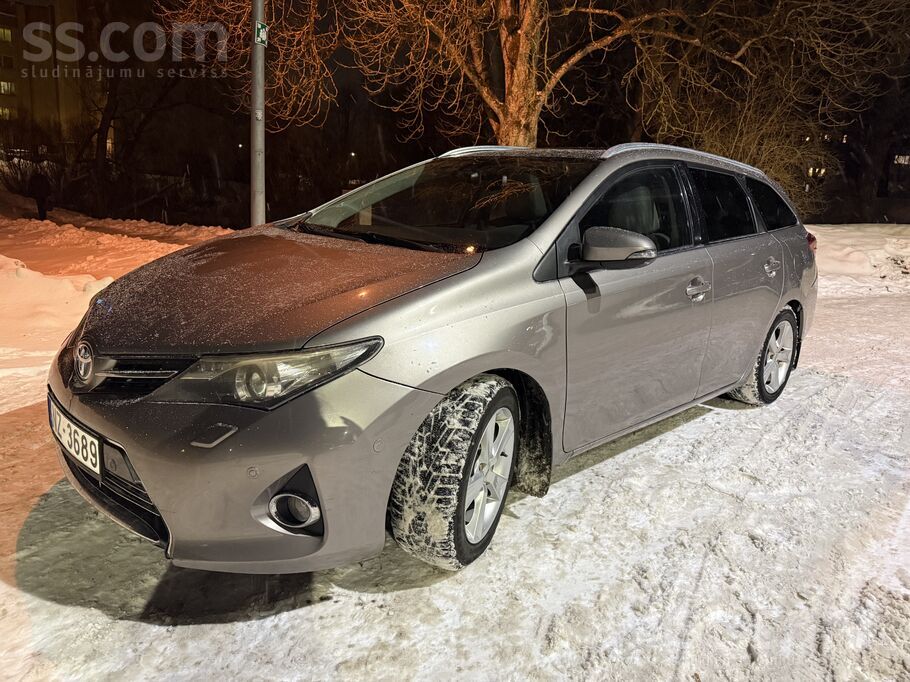 Toyota Ekonomiska, ērta un ietilpīga. Ādas salons un pono