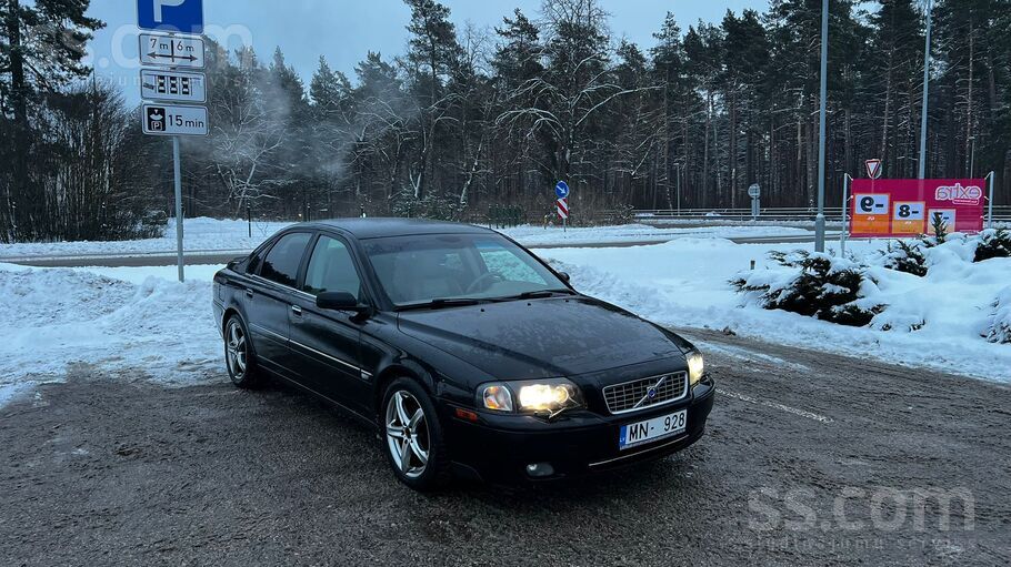 Volvo Pārdod 2003. gada Volvo S80 Tumši zilā krāsā ar uz