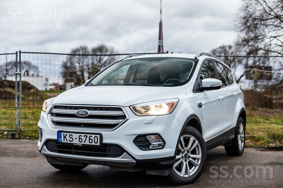 Ford Ford Kuga ar 1.5 benzīndzinēju un manuālo ātrumkār
