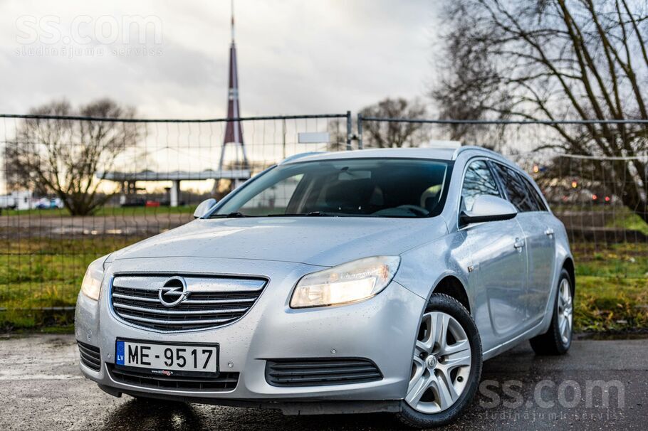 Opel Opel Insignia ar 2.0 litru dīzeļdzinēju un manuālo