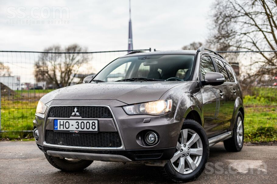 Mitsubishi Outlander 4Wd ar 2.2 litru dīzeļdzinēju un automātisko ātrumkārbu