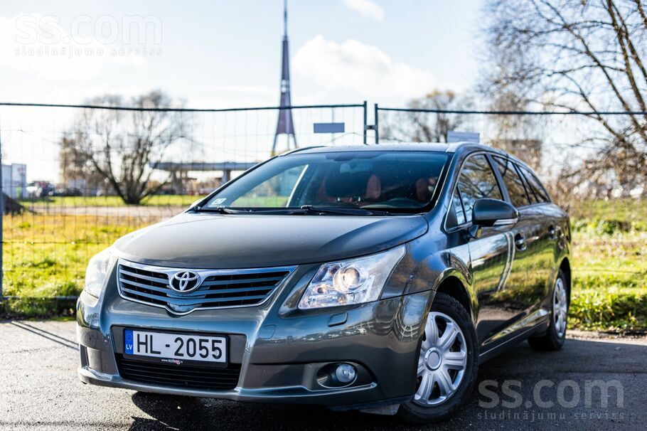 Toyota Toyota Avensis ar 2.0 litru benzīndzinēju un autom