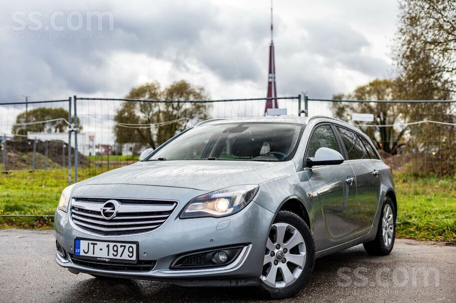 Opel Opel Insignia ar 2.0 litru dīzeļdzinēju un manuālo