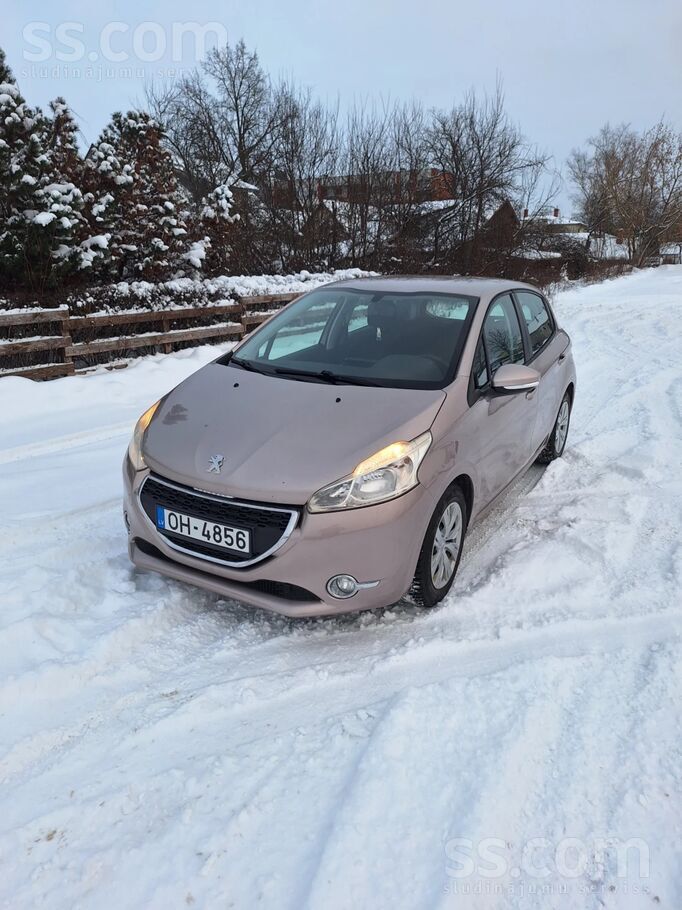 Peugeot Pārdodu Peugeot 208 1.2 benzīns 60 kw. Auto ir izi