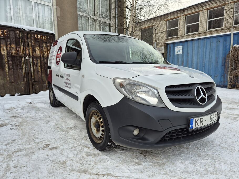 Uzņēmums pārdod automašīnu Mercedes Citan labā tehniskā stāvoklī, cenā iekļa