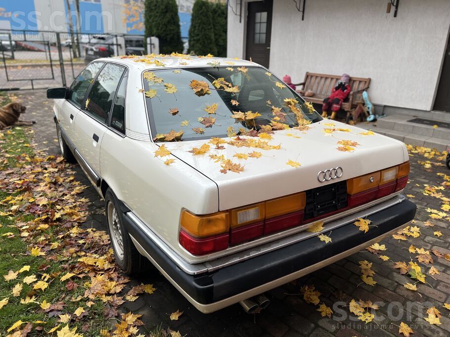 Audi 200 20v Turbo Quattro
Balts pērle ārpusē
Melns ādas salons 
Gandrīz