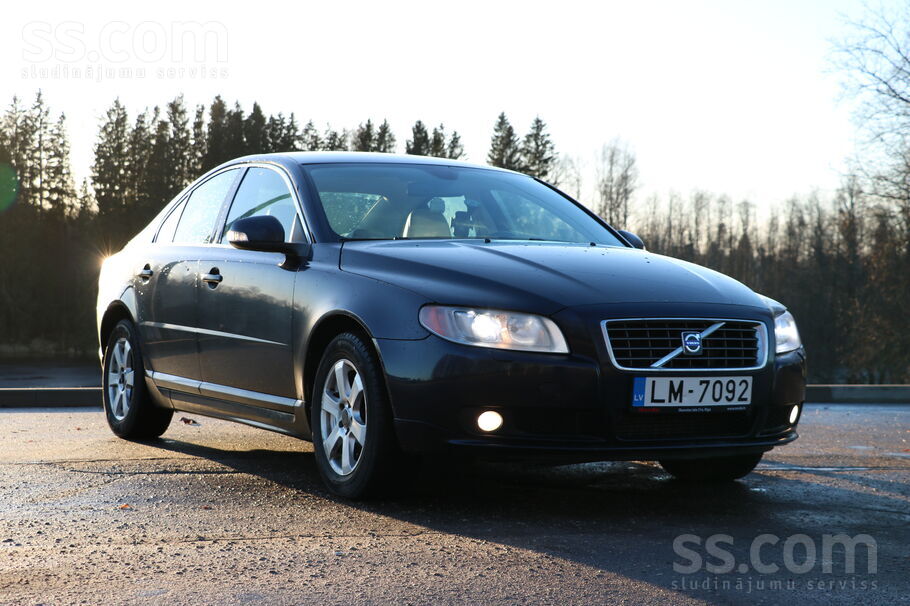 Volvo Tiek pārdots Volvo S80 ar bagātīgu komplektāciju.