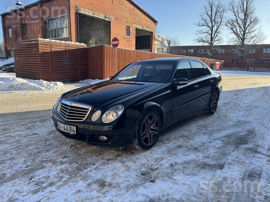 Kopts un papilns Mercedes E270 Avantgarde, facelift priekša, melns ādas salo