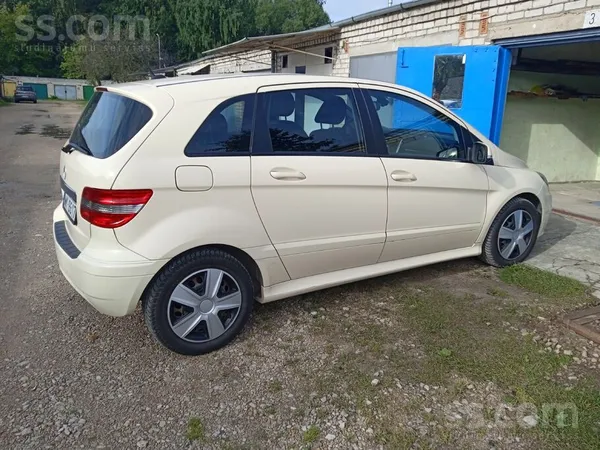 Mercedes B180 - 1