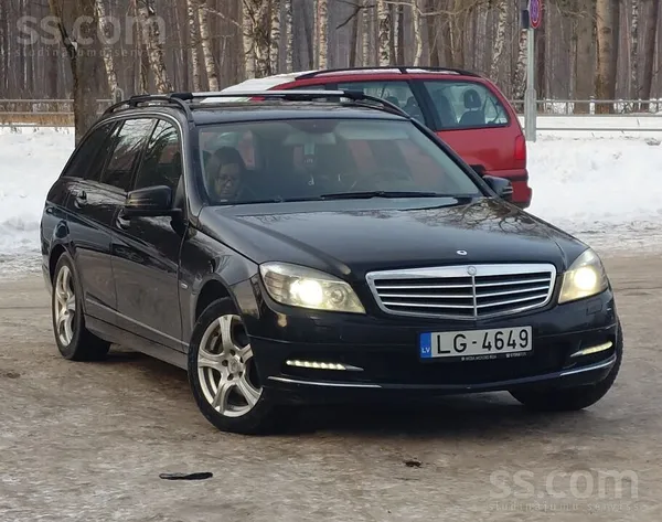 Mercedes Tehniskā kārtībā. Atrodas Jelgavā.