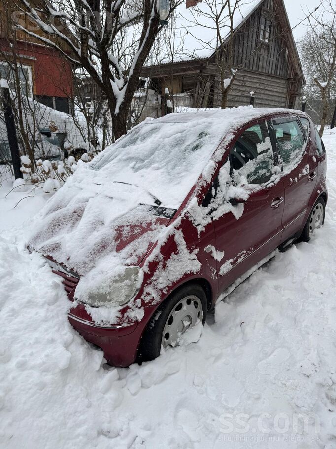 Pārdodu Mbenz. Decembrī tehniskā beigusies, bet braucoš. Stāv kopš rudens, j
