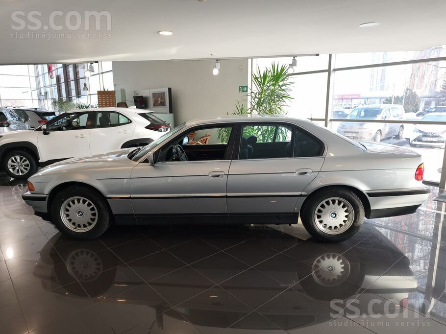 BMW 735 ar automātisko ātrumkārbu. 

Auto atvests no Vācijas ar caurskatām