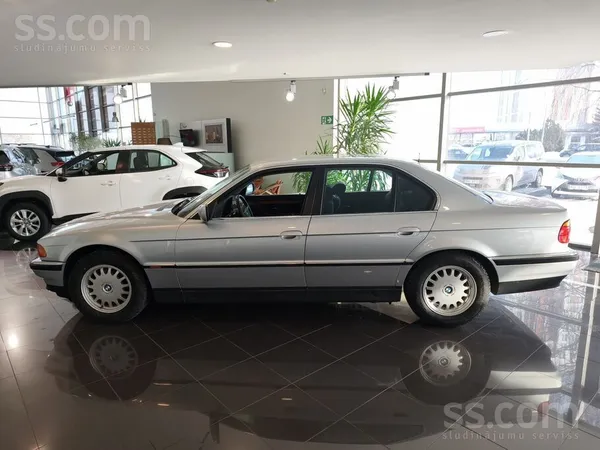BMW BMW 735 ar automātisko ātrumkārbu. 