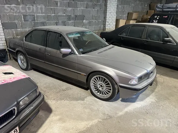 BMW E38 740i m60B40.