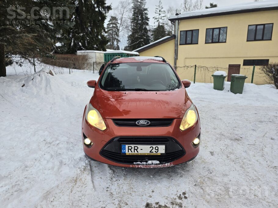 Ford Lielisks ģimenes auto, dēļ plašā salona un ietilpī