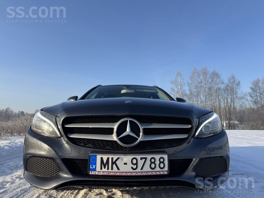 Divas atslēgas
-Puselektriski regulējamas priekšējās sēdvietas.
-Elektris