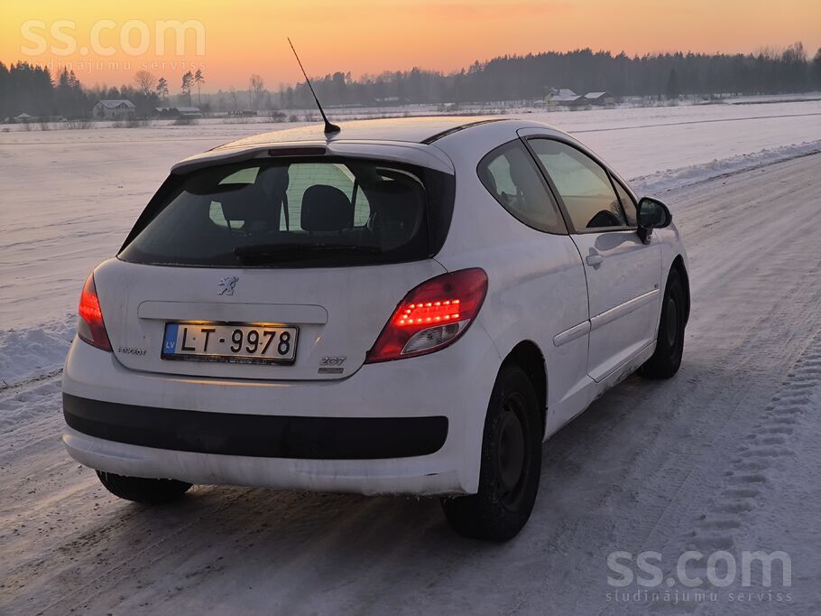 Peugeot 207 darba kārtībā.
Panelī deg daudz dažādas kļūdas, bet auto pārvie