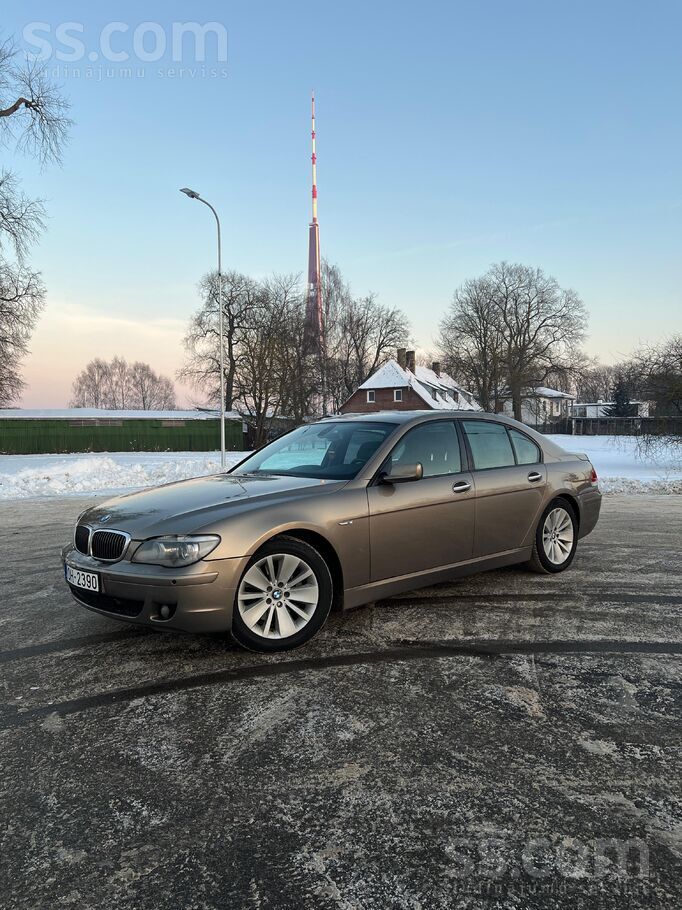 BMW Pārdod BMW 740i.