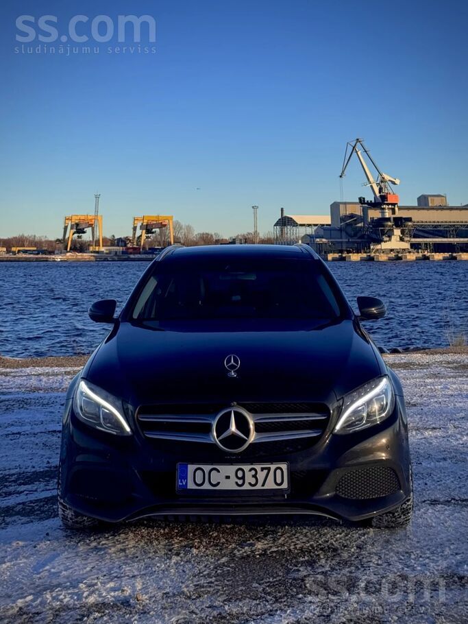 Mercedes Pārdod automašīnu labā tehniskā un vizuālā stāvokl