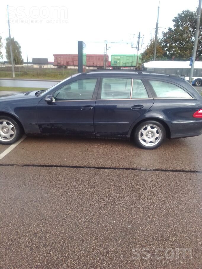 Mercedes Ietilpīgs auto saimnieciskiem cilvēkiem. 