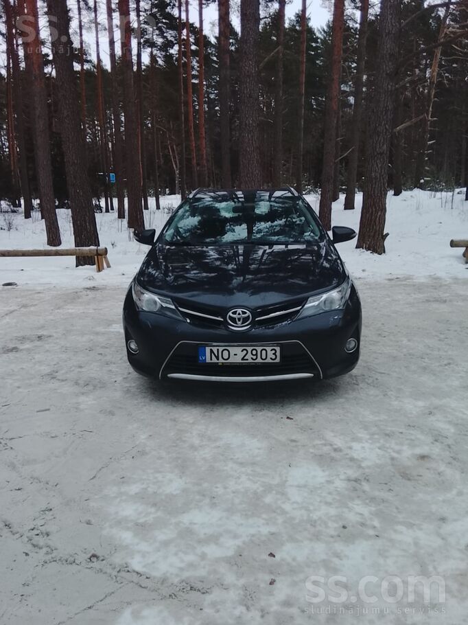 Toyota Pārdošanā iet uzticams un kopts ģimenes auto, kas 