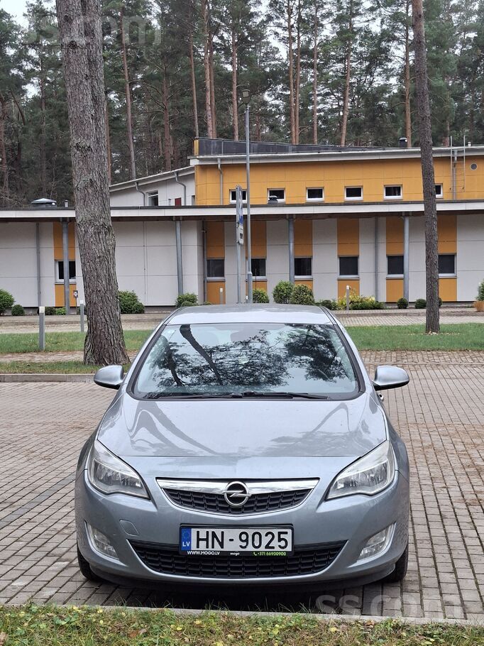 Opel Steidzami pārdodu 2010. gada Opel Astra J ar 1, 6L