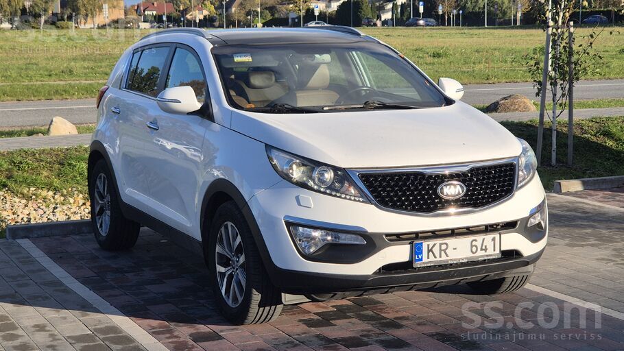 Smuks un uzticams ģimenes auto. Panorāmas jumts, visu sēdekļu un stūres apsi