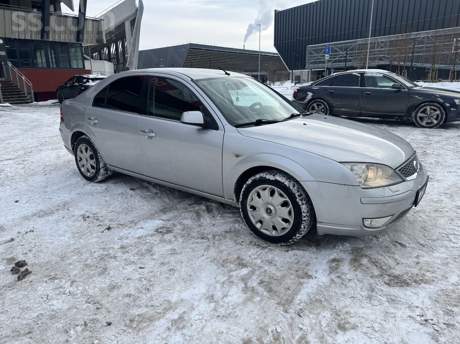 Ford Авто в хорошем состоянии, двигатель масло не берёт
