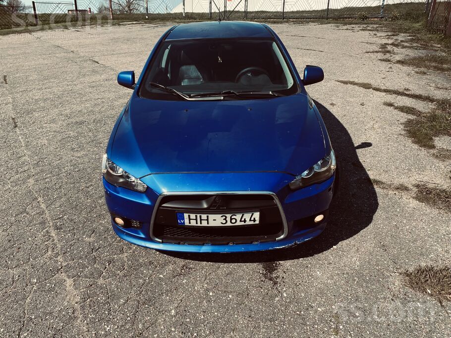 Mitsubishi Pārdodas Mitsubishi Lancer Sportsback ar dzīvīgo 1