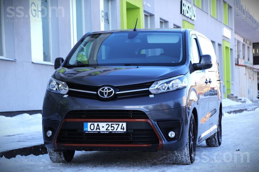 Toyota 2.0d 8-Sēdvietas, kondicionieris, parkošanās senso