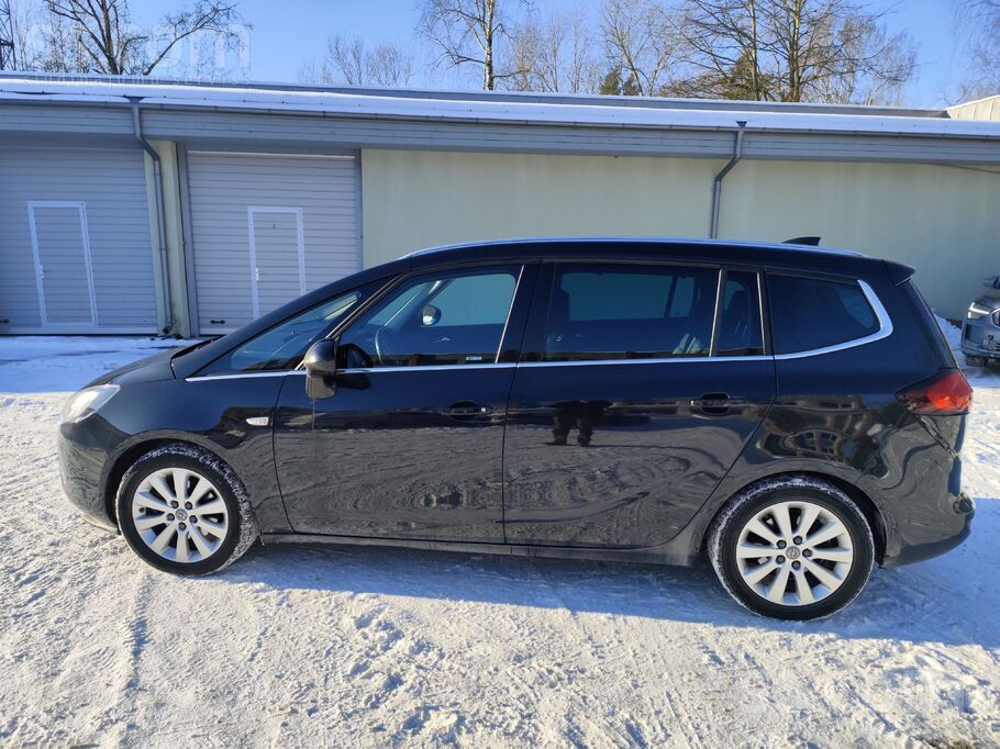Opel Kopts un uzticams ģimenes auto. 