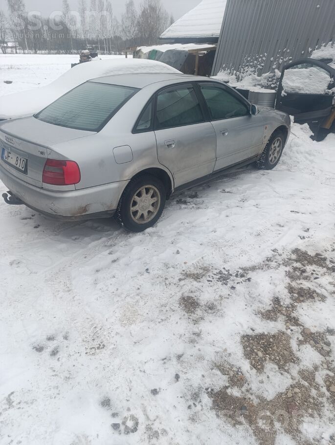 Audi Masinai atrumkarbas defekts, parejais viss loti la