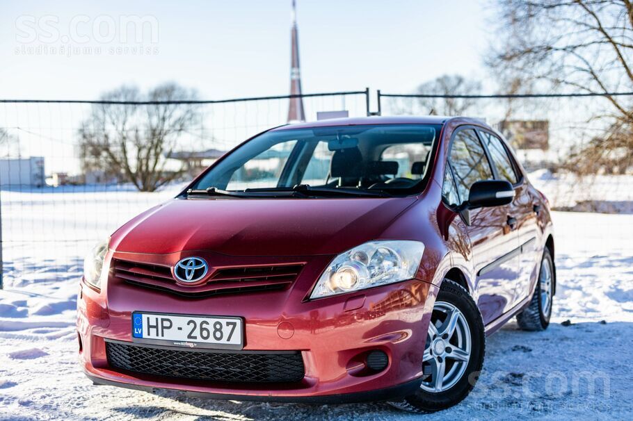 Toyota Toyota Auris ar 1.3 benzīndzinēju un manuālo ātrum