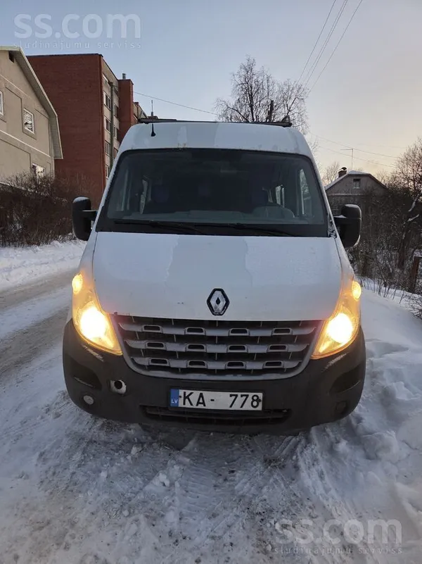 Renault Cena ar Pvn, buss aprīkots ar jumta bagāžnieku. Se