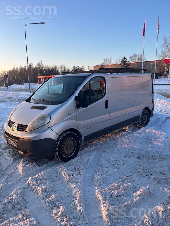 Renault Uzņēmums pārdot Renault Trafic 2011. gada. Labā te