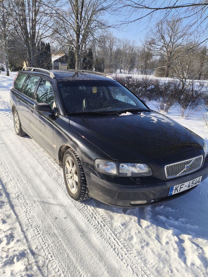 Volvo Pārdodas mašīna Volvo v70 2003 gada izlaiduma. Teh