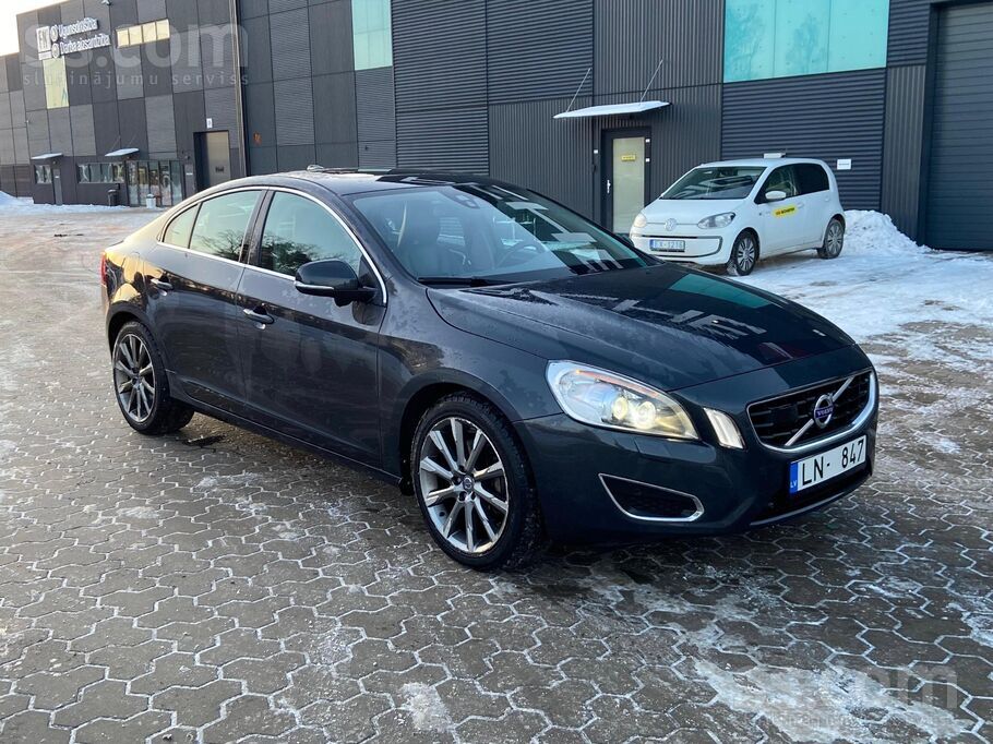 Volvo Volvo S60 ar 2, 4 litru dīzeļdzinēju un automātisk