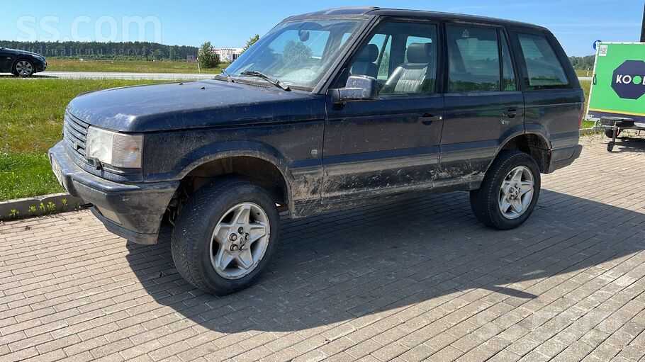 Land-rover Labs lauku džips. Ir vasaras ziemas riepas uz disk