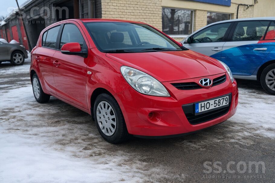 Hyundai Loti ekonomisks auto ar svaigu skati 