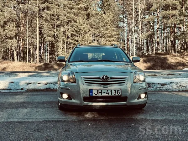 Toyota Продаю Toyota Avensis 1.8 бензин. Машина обслужива