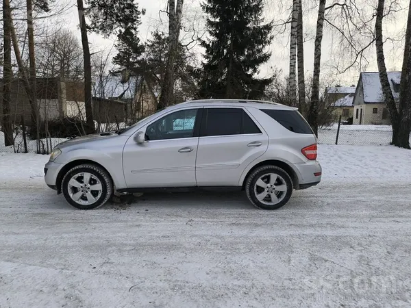 Mercedes Хозяин продает машину Mercedes-Benz Ml320 в хороше