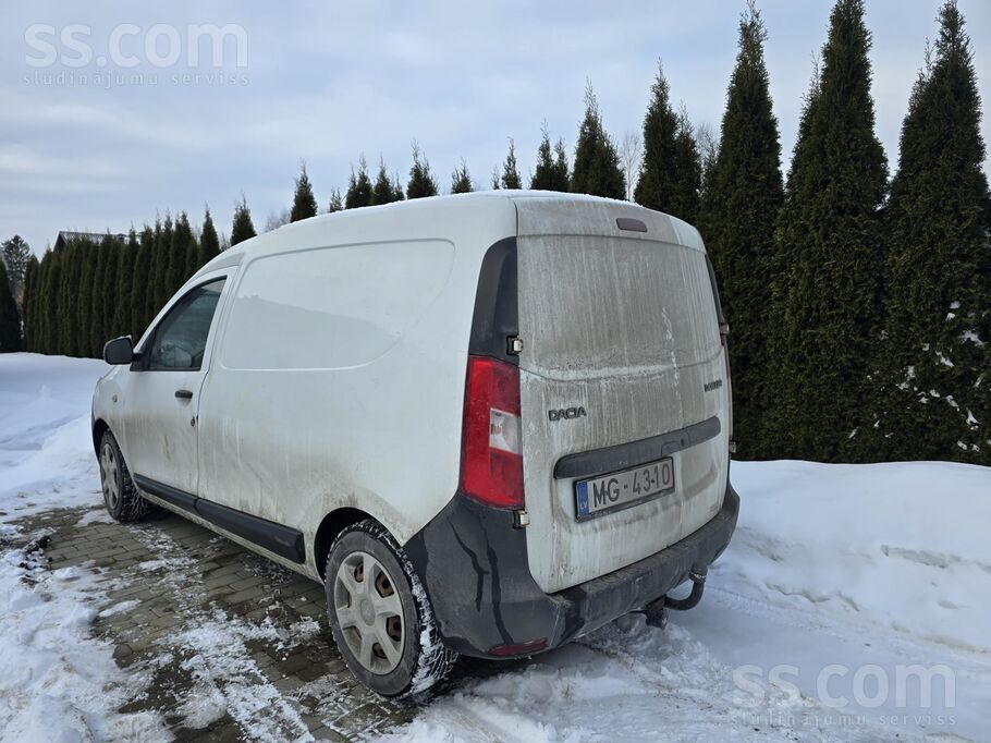 Dacia Uzņēmums pārdod auto. Ir vizuāli defekti. Labā teh