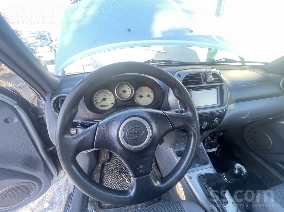 Toyota Pārdodu Rav 4 strauji paātrinoties izslīd sajugs.