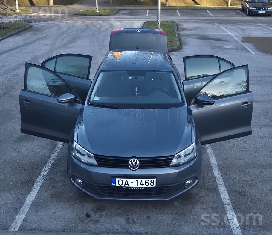 Pārdodu savu VW Jetta.
Mašīna tikai lietota braukšanai uz skolu un Darbu.