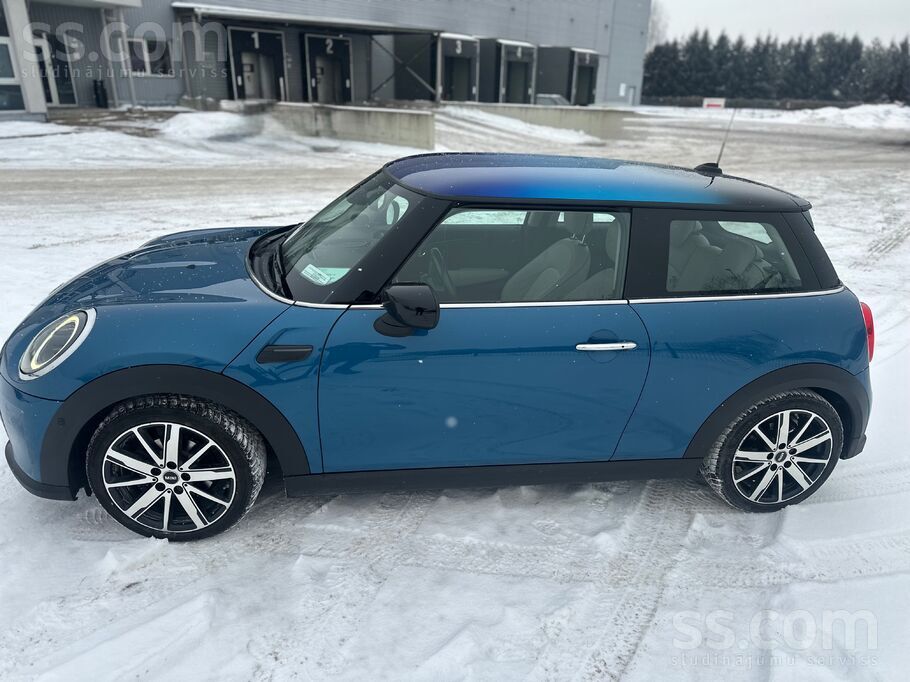 Mini raķete 140Hp Manuāls. Izteikti smuka krāsa un trīs krāsu jumts. Adaptīv