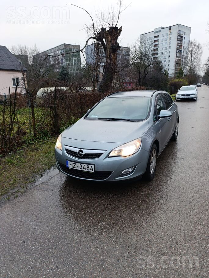 Pārdodu Opel Astra Sports Tourer (81 kw). Ir vizuāli defekti, bet kopumā lab